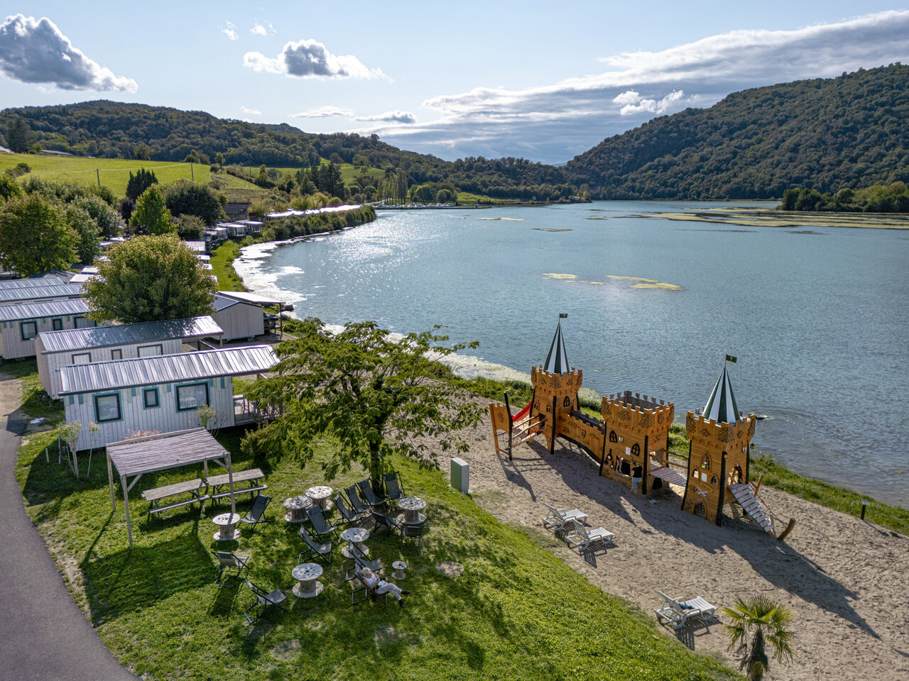 Vue a�rienne du lac, mobile homes et aire de jeux au camping CLICOCHIC Lac du Lit du Roi � Massignieu-de-Rives (01).