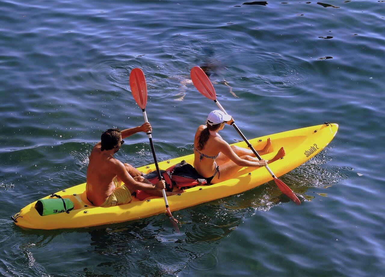 Kayak tandem au camping CLICOCHIC Lac du Lit du Roi � Massignieu-de-Rives (01).