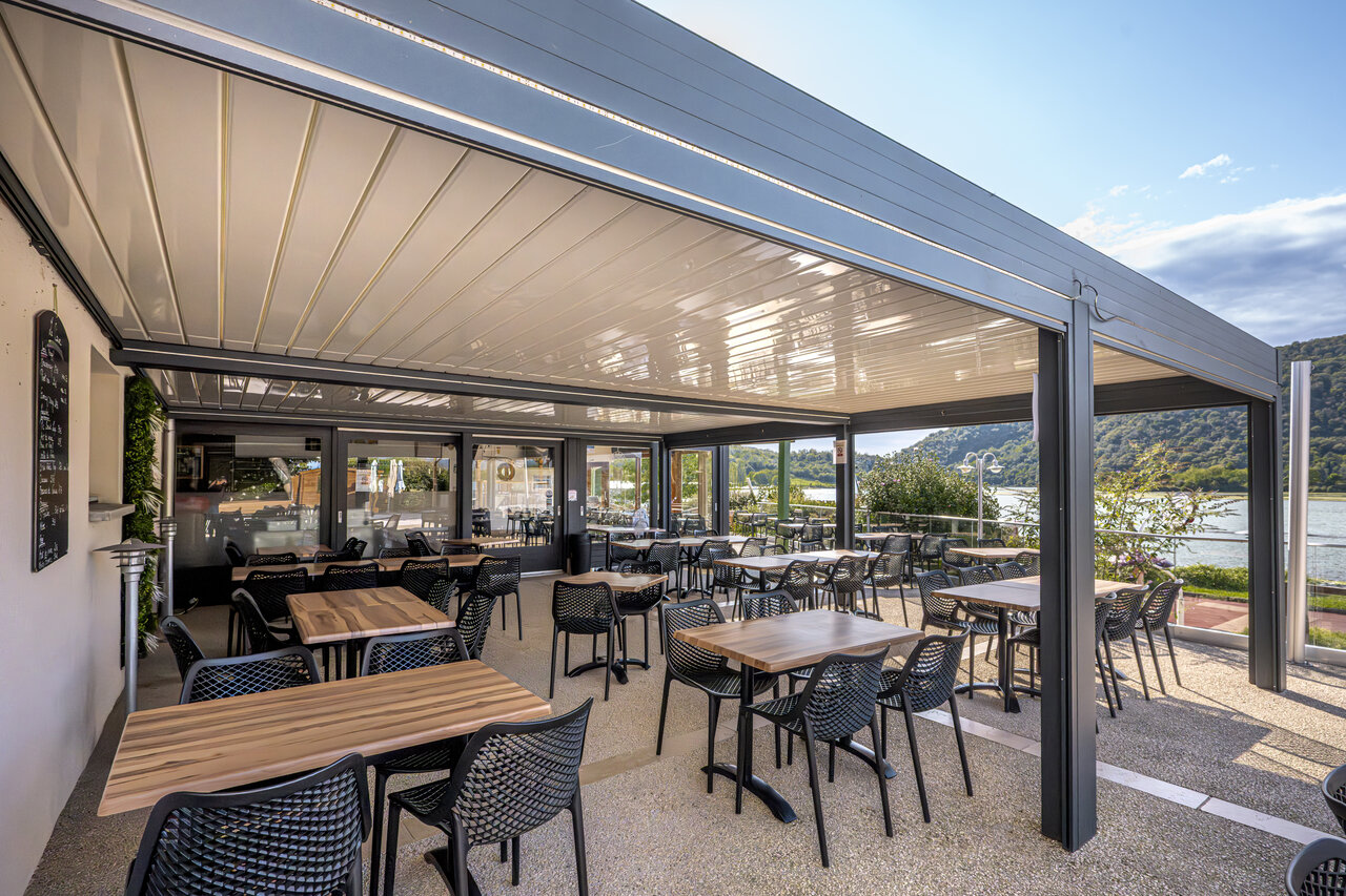 Terrasse restaurant-bar moderne avec vue sur le lac au camping CLICOCHIC Lac du Lit du Roi � Massignieu-de-Rives (01).