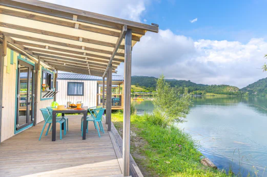 Mobil-home avec terrasse couverte, vue lac au camping CLICOCHIC Lac du Lit du Roi � Massignieu-de-Rives (01).