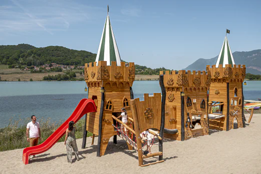 Grande aire de jeux ch�teau en bois avec toboggan pr�s du lac au camping CLICOCHIC Lac du Lit du Roi � Massignieu-de-Rives (01).