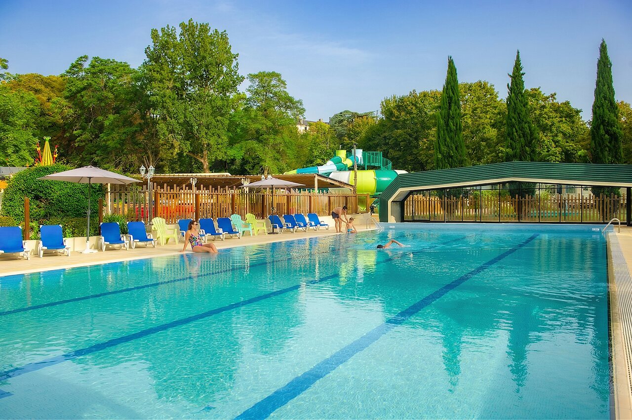 Grande piscine ext�rieure avec toboggan aquatique et transats au camping CAPFUN Montsabert � COUTURES (49).