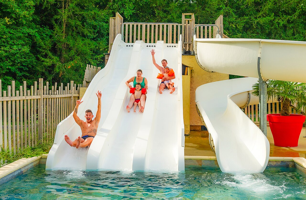 Toboggans aquatiques et famille joyeuse au camping CAPFUN Montsabert � COUTURES (49).