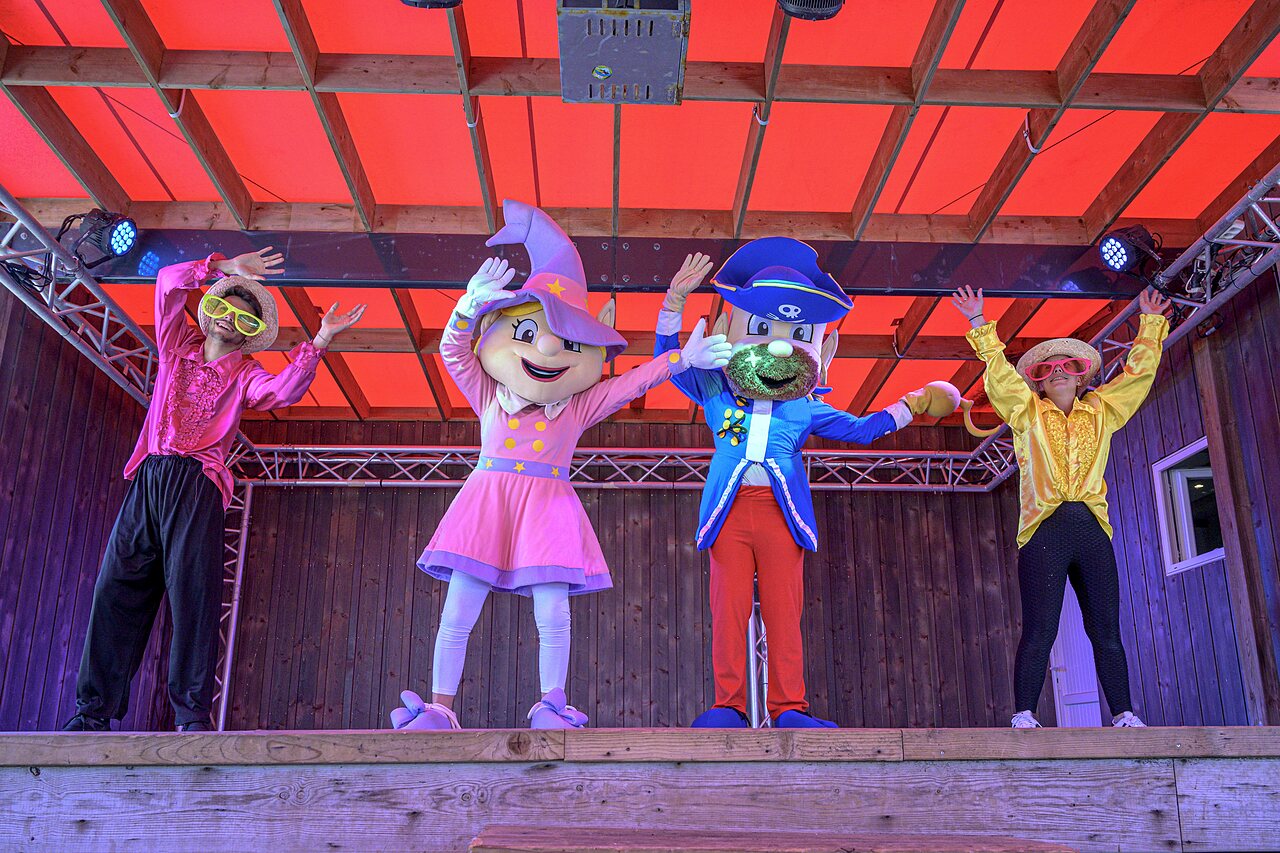Animation avec mascottes et animateurs sur sc�ne au camping CAPFUN Montsabert (49).