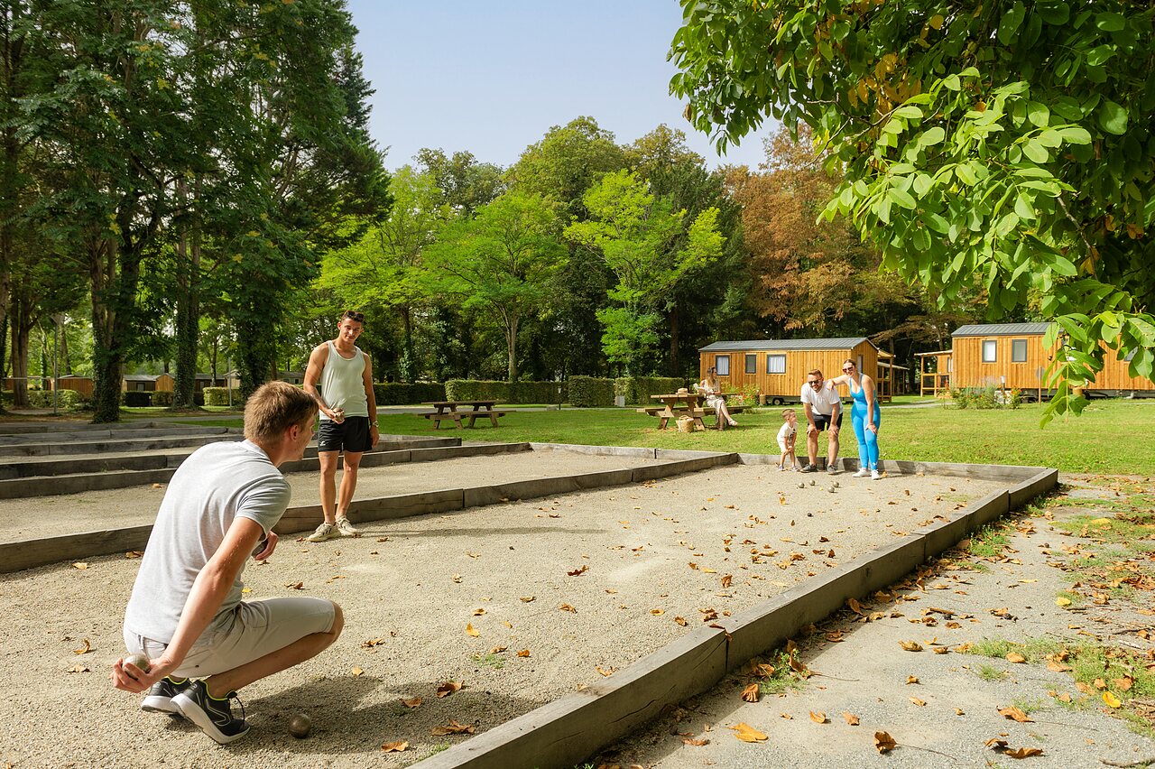 Terrain de p�tanque avec des vacanciers jouant au camping CAPFUN Montsabert � COUTURES (49).
