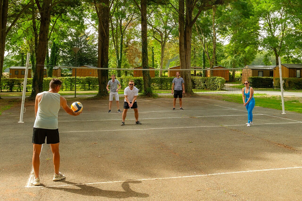 Terrain de volleyball avec joueurs et Mobil-homes au camping CAPFUN Montsabert � COUTURES (49).