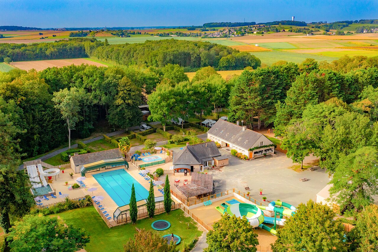 Piscines, toboggans et b�timents du camping CAPFUN Montsabert � COUTURES (49).