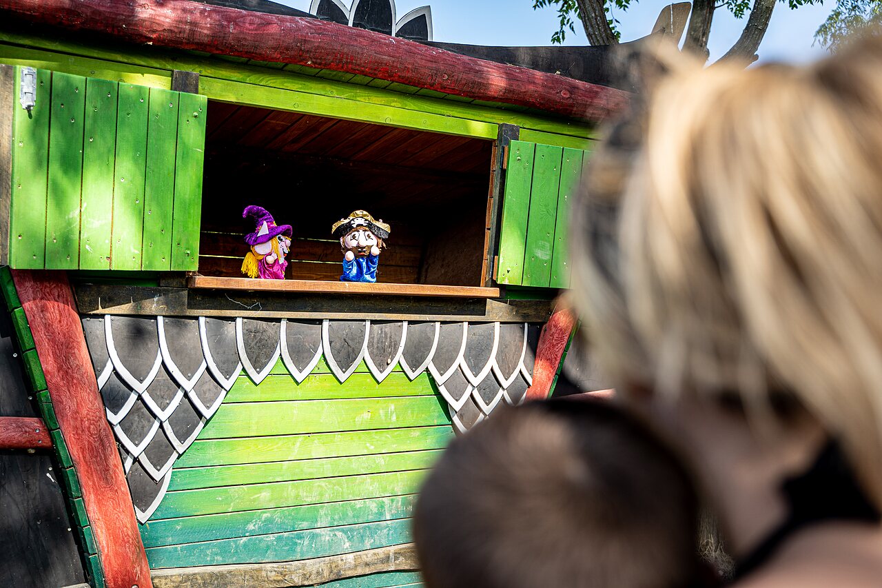 Spectacle de marionnettes sorci�re et pirate, au camping CAPFUN Montsabert � COUTURES (49).