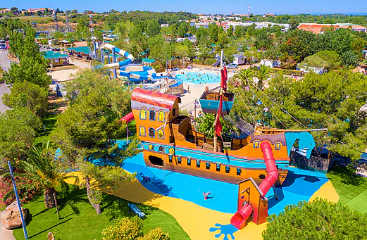 Bateau pirate g�ant, piscine, toboggans aquatiques au camping CAPFUN La Nina � Agde (34).