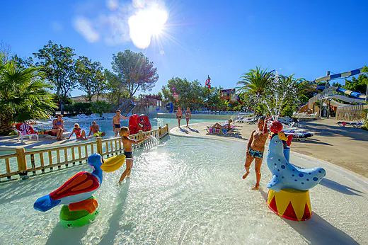 Piscine, jeux d'eau et toboggans pour enfants au camping CAPFUN La Nina � Agde.