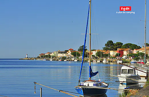 Port d'Agde avec bateaux et maisons color�es, lieu � visiter pr�s du camping.