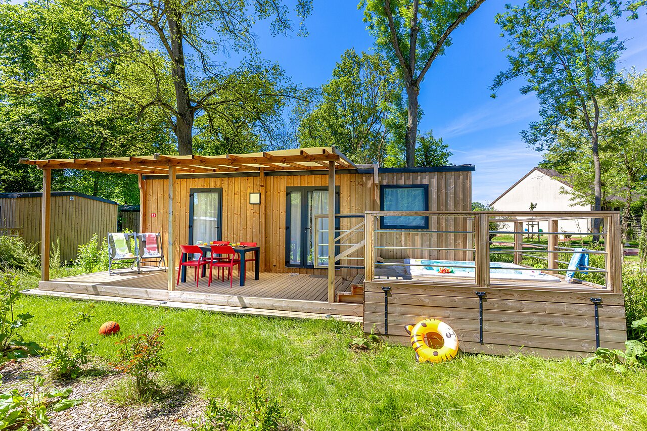 Mobil-home moderne avec terrasse, jacuzzi priv� au camping CAPFUN Parc de Paris � Villevaud� (77).