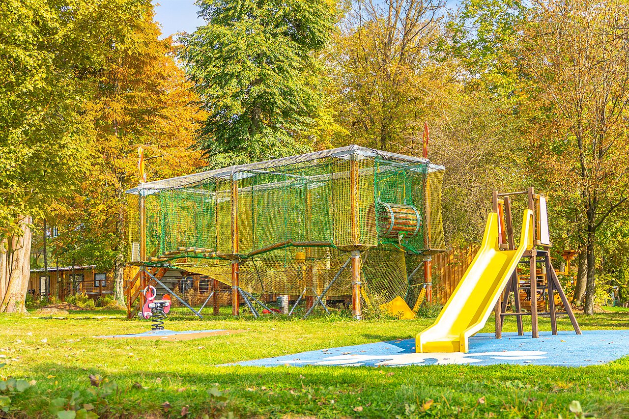 Toboggan jaune, parcours filet au camping CAPFUN Parc de Paris � Villevaud�.