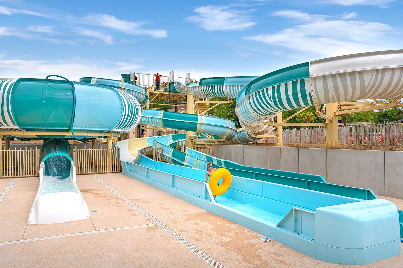Toboggans aquatiques g�ants et jeux d'eau au camping CAPFUN Parc de Paris � Villevaud� (77).