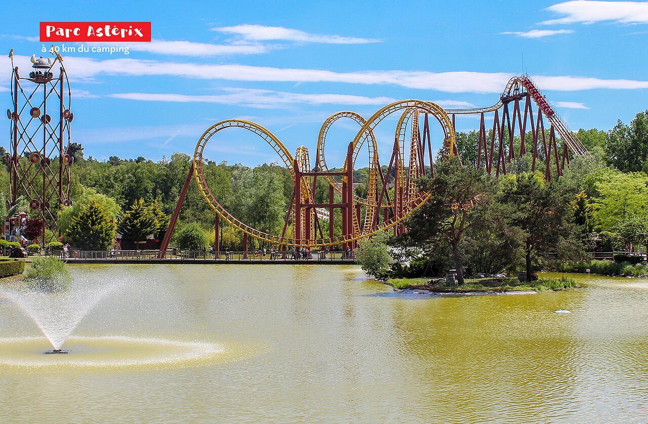 Parc Ast�rix, montagnes russes et attractions, lieu d'aventure � visiter pr�s du camping.