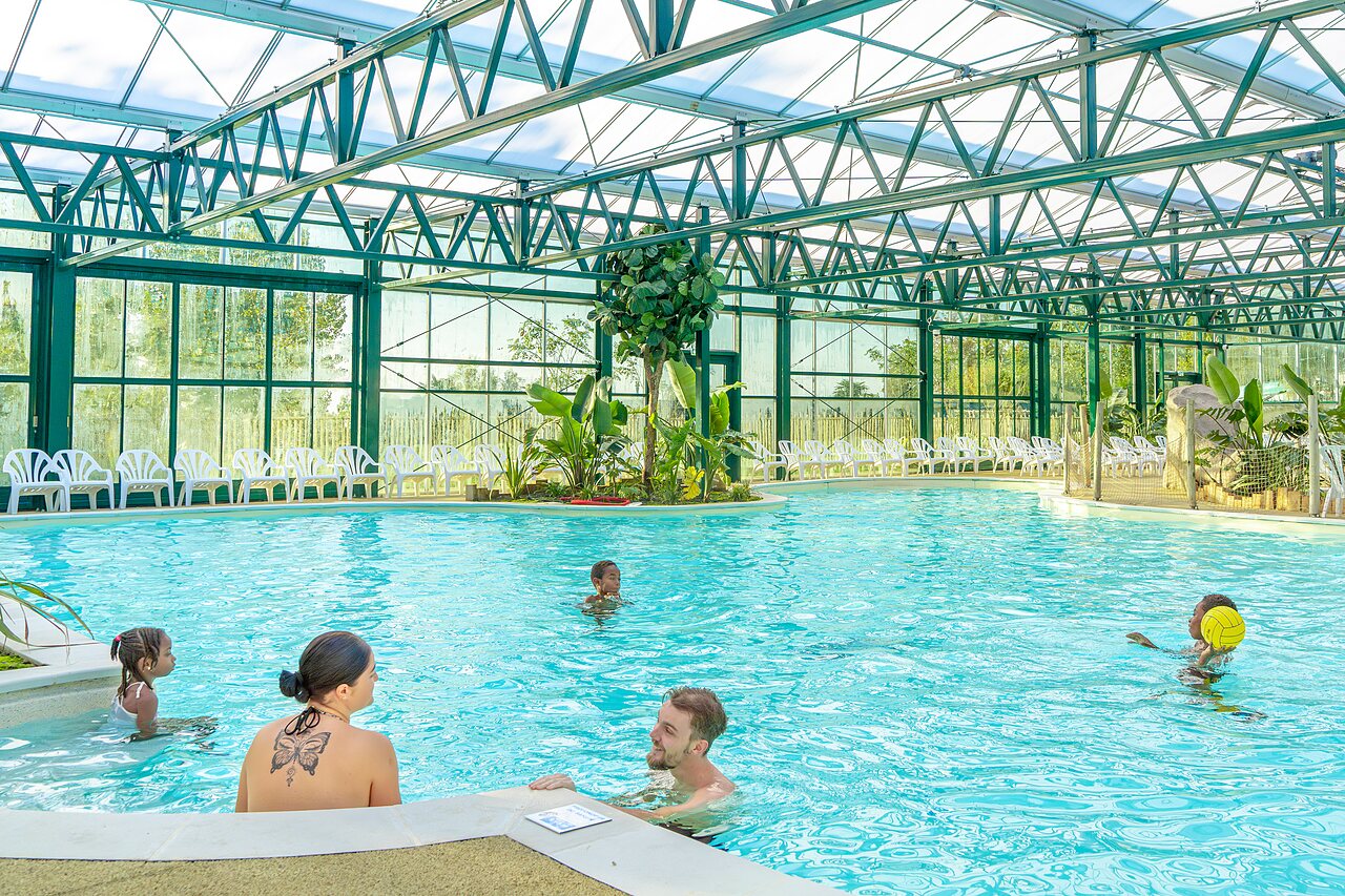 Piscine couverte chauff�e pour familles au camping CAPFUN Parc de Paris � Villevaud� (77).