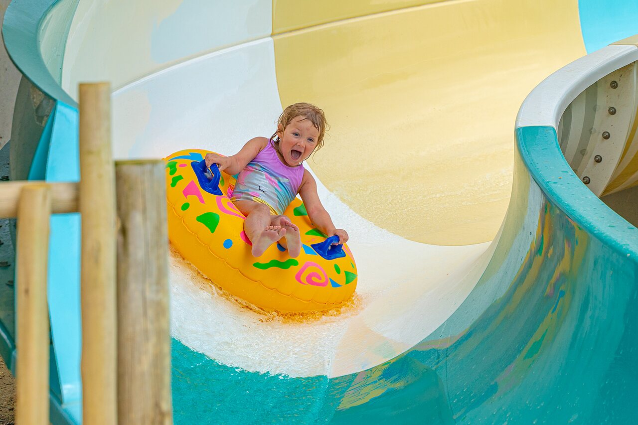 Enfant bou�e toboggan au camping CAPFUN Parc de Paris � Villevaud�.