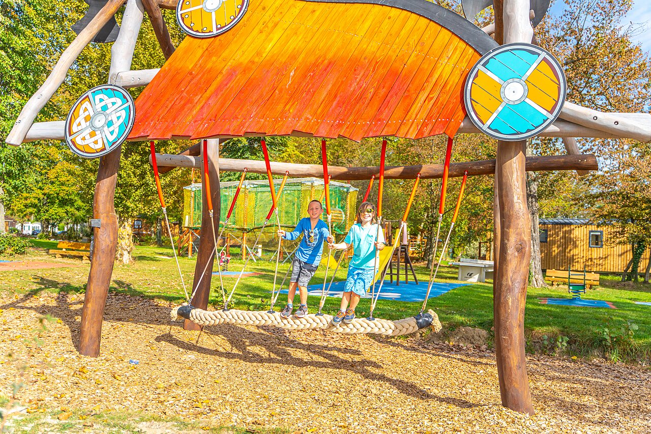 Enfants s'amusant sur balan�oire g�ante, aire de jeux CAPFUN Parc de Paris (77).