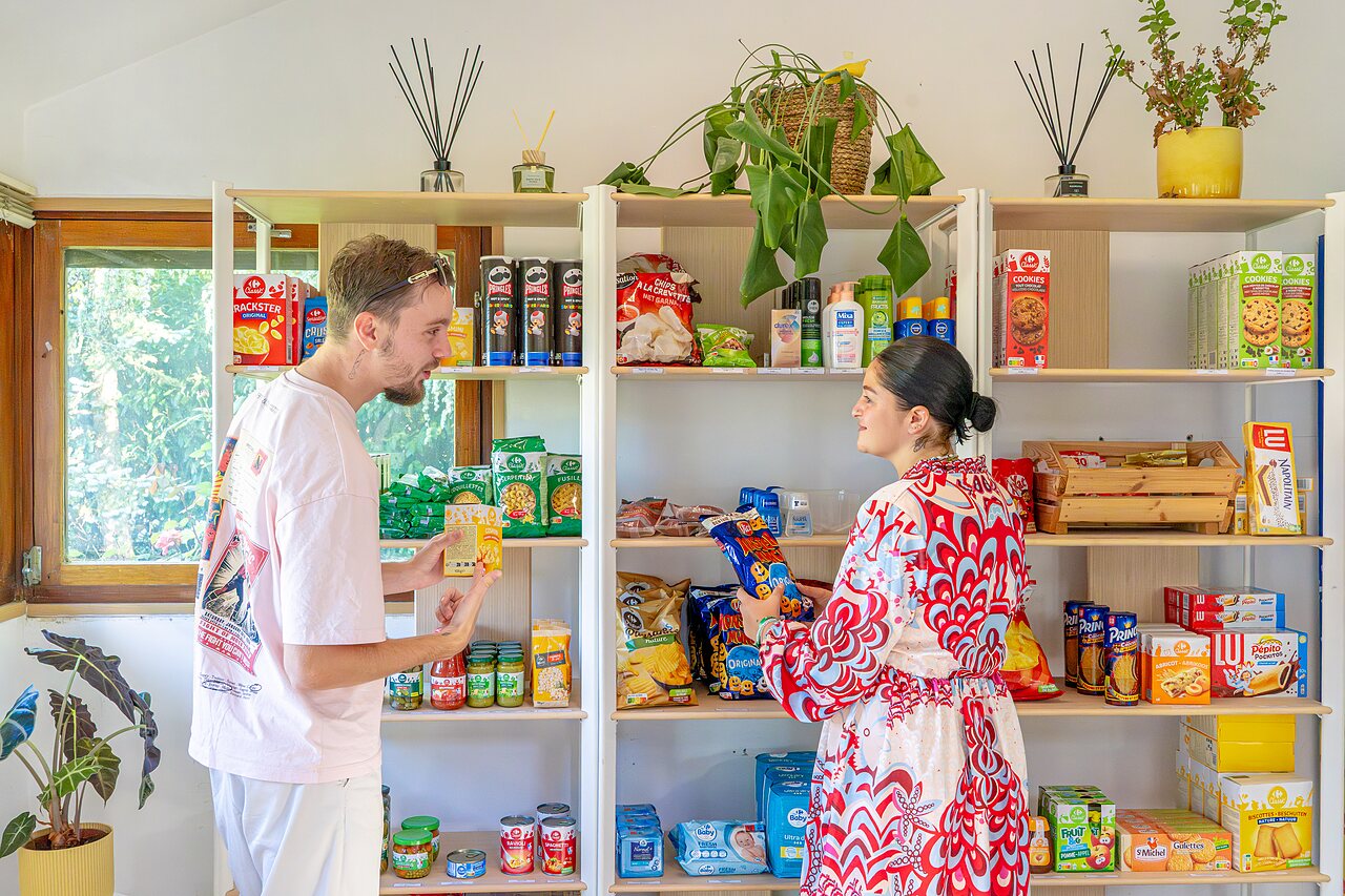 Couple faisant ses courses � l'�picerie du camping CAPFUN Parc de Paris � Villevaud� (77).
