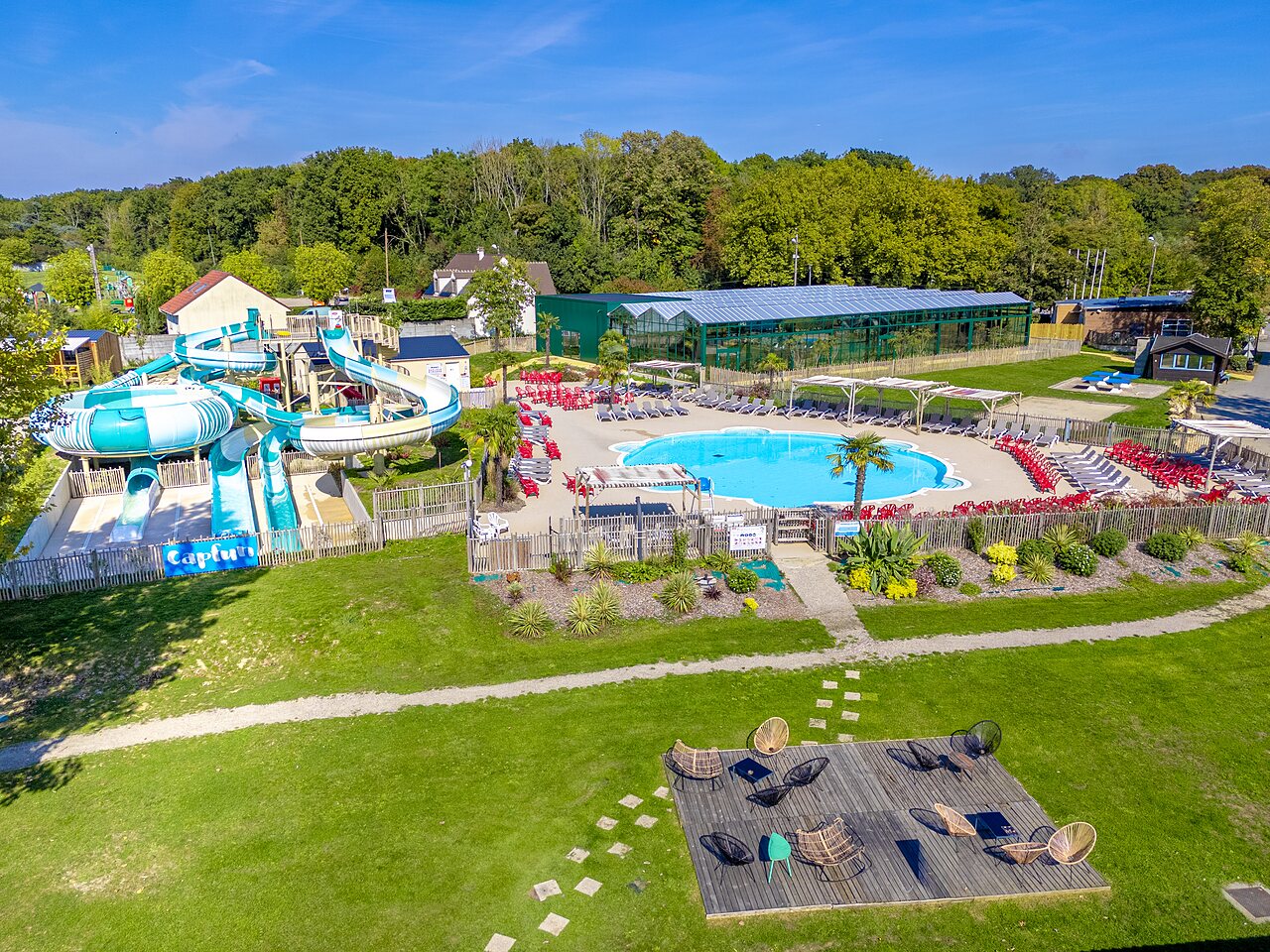 Piscine ext�rieure, toboggans aquatiques et solarium au CAPFUN Parc de Paris Villevaud� (77).