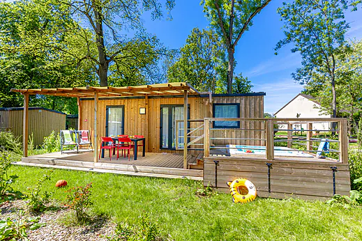 Mobil-home moderne avec terrasse, jacuzzi priv� au camping CAPFUN Parc de Paris � Villevaud� (77).